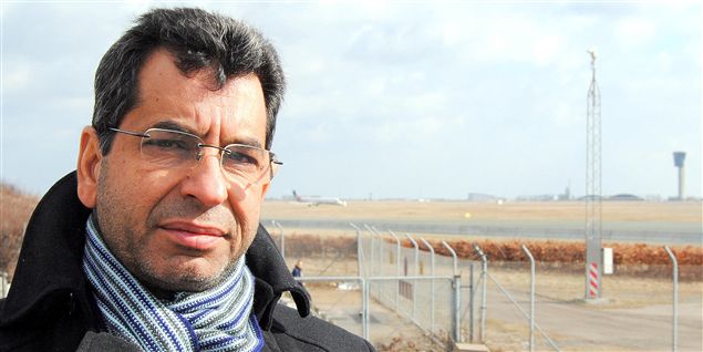 Bhardwaj bor stadig lige op ad sin gamle arbejdsplads, Københavns Lufthavn, men han kan ikke lide at kigge på flyvene og tænke tilbage på tiden før ulykken.  Klaus Buster Jensen