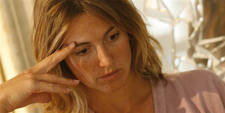 ”Hvis man kommer til at skære sig på pålægsmaskinen, så kommer man stadig på arbejde.”&nbsp;Monika måtte finde sig i stress og arbejdsskader, fordi chefen ville spare sammen til en ny ovn.