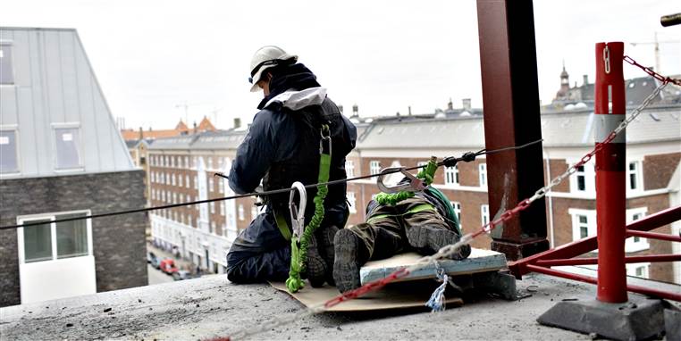 Faldulykker fylder godt i statistikken over arbejdsulykker med dødelig udgang. En spansk undersøgelse bekræfter, at risikoen for alvorlige ulykker stiger om eftermiddagen.