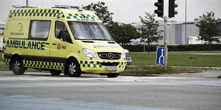 Det forlyder, at manden er kørt til Flensborg i ambulance.