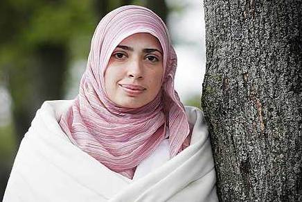 Asmaa kæmper for kvinders rettigheder. Nu er hendes bror dømt for vold mod en ung kvinde.