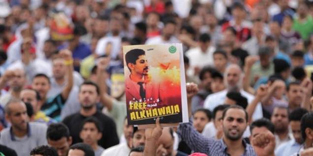 Tusindvis af demonstranter i Bahrain råbte slagord fredag til støtte for al-Khawaja, hvis næsten to måneders sultestrejke er blevet et stærkt samlingspunkt for det lille lands shiitiske-ledede oprør mod sunnimuslimske monarki.
