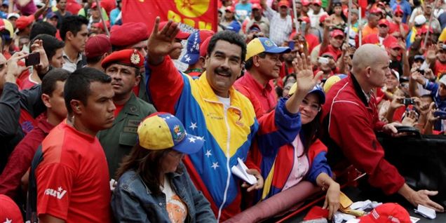 Venezuela's præsident, Nicolas Maduro (midten), vinker til befolkningen under et optog 1. maj.