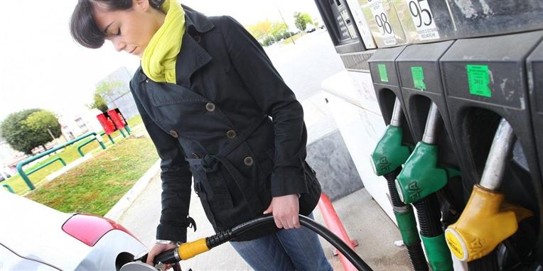 En liter 95 blyfri koster omkring 11,90 kr., mens diesel mange steder lander på omkring de 11 kr.