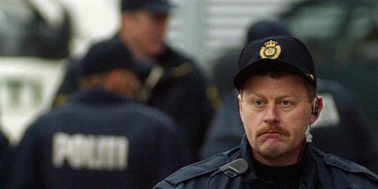 Der er mange sure miner blandt de danske betjente. Politiet skal nemlig spare, og det går ud over deres garderobe. Fremover får de kun fem skjorter og et par bukser årligt.