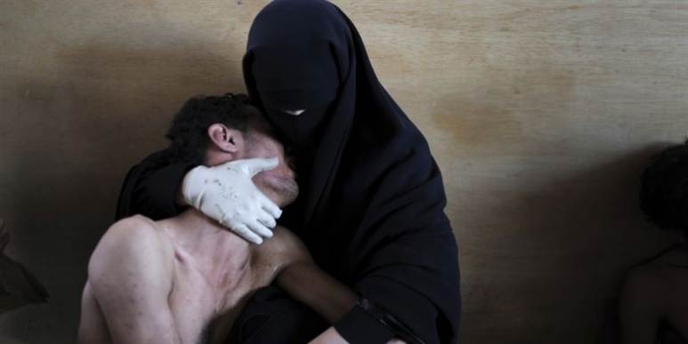 Den overordnede vinder af World Press Photo er Samuel Aranda, som dokumenterede opstanden mod præsident Saleh i Yemen. Kvinden på billedet holder om en såret slægtning.