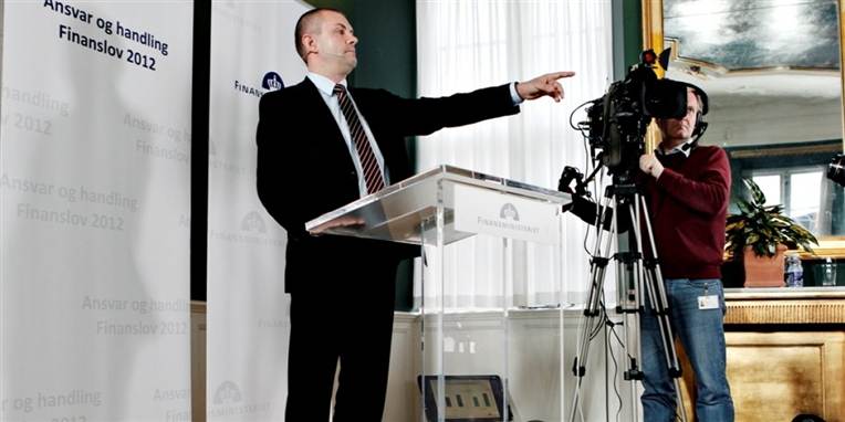 Finansminister Bjarne Corydon (S) forudser blandt andet, at danskerne vil købe flere biler.