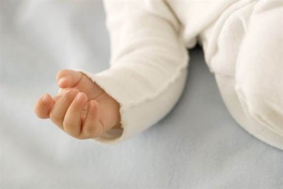 Et forældrepar står tiltalt for vold mod deres lille baby, fordi drengen havde 16 brækkede knogler.