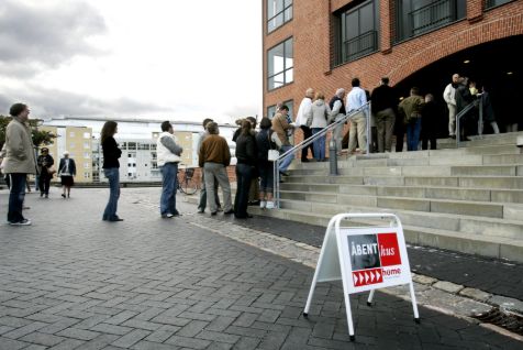 Den høje rente gør, at man kommer til at sidde for en højere husleje, hvis man køber bolig nu, end da priserne toppede.
