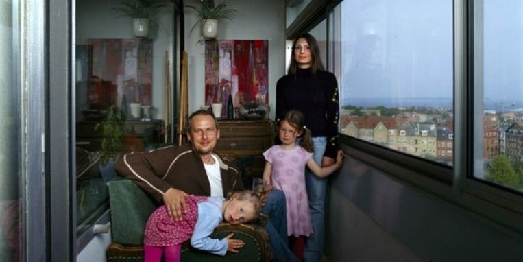 En familie i en boligforening i Århus. Familien bor i en af de boliger, hvor der er kommet nye ventelisteregler og er blevet fotograferet til bogen '50 beboerportrætter'.