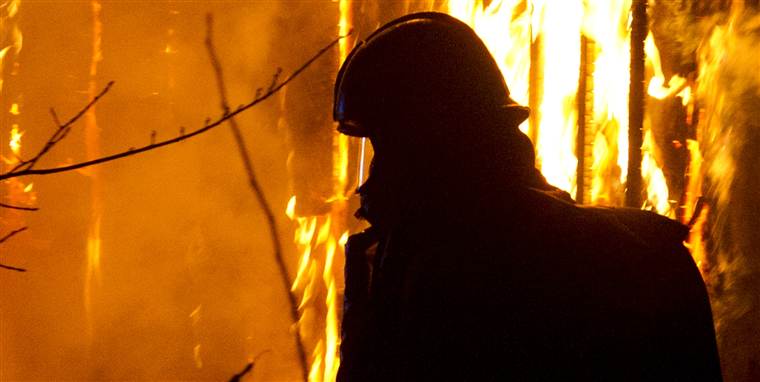 Brandmanden og de fire andre, der stadig befinder sig inde i det glohede helvede, har været der i cirka 40 minutter.