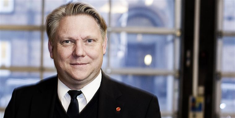 Der er ikke meget at smile af hos beredskabschef Jakob Vested Andersen efter, at det er kommet frem, at Københavns Brandvæsen i knap 15 år beholdt et dødsensfarligt iltapparat på ryggen af cirka 100 af byens brandmænd. Efter afsløringer af sjusk med sikkerheden og usandheder, får chefen nu besøg af Arbejdstilsynet.
