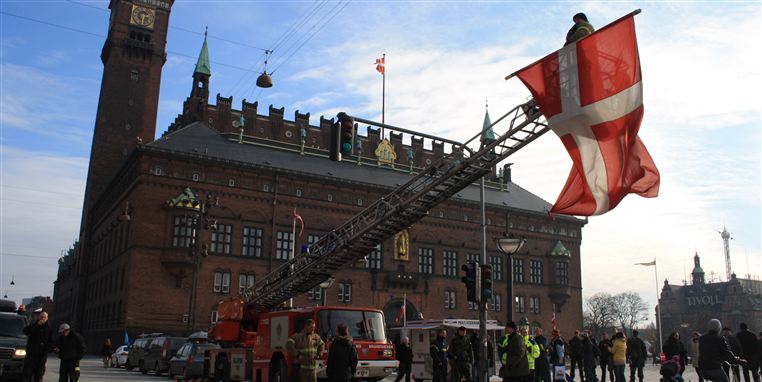 ”Det her viser berettigelsen af den kritik, der har været rejst i
medierne. Brandfolkene blev kørt alt for hårdt, og der var fundamentale
fejl i forhold til øvelsernes formål og opbygning,” siger Finn Olsen, der er ekspert i sikkerhed for brandfolk.