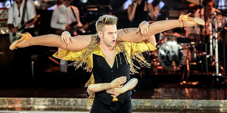 Skuespiller Louise Mieritz bliver vendt på hovedet under en sensuel diskodans med partneren med Silas Holst. Kan de holde pusten oppe, når de skal kunne to danse på én aften?