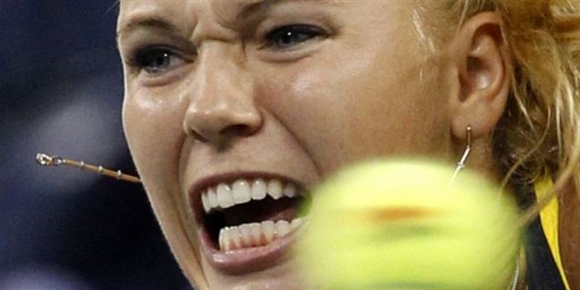 Caroline Wozniacki spiller på det imponerende Arthur Ashe Stadium her til aften.