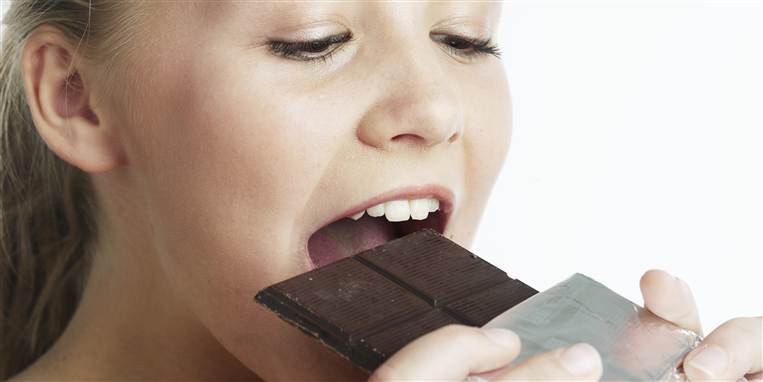 Det bliver let en vane at snuppe et stykke chokolade uden at tænke over det. Det kan du slippe for, hvis du bruger din pause på at gå en tur, viser ny forskning.