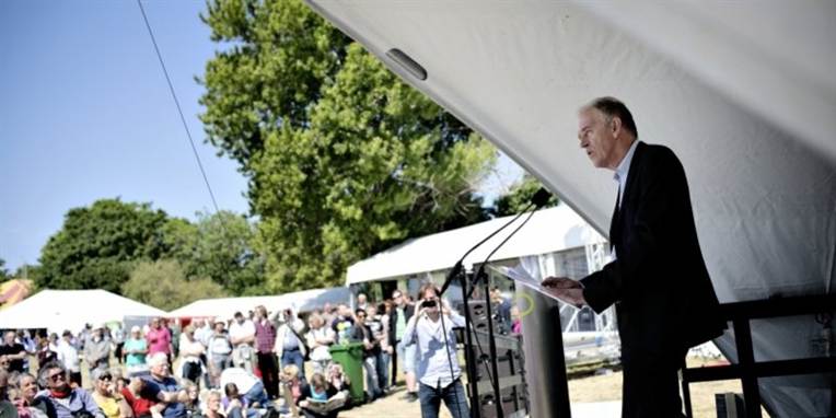 Villy Søvndal holder sin tale på cirkuspladsen i Allinge på Bornholm fredag, anden dagen på det politiske folkemøde.