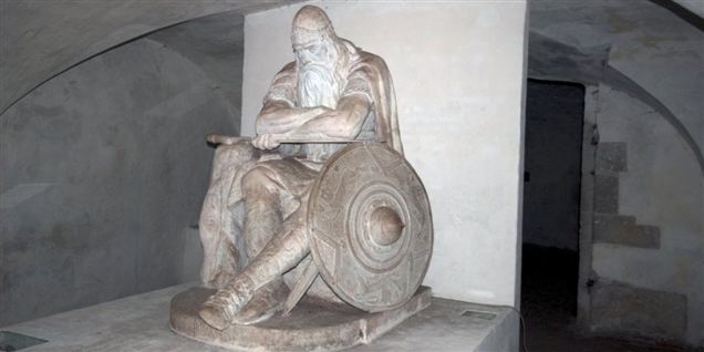 Der er tale om en mindre kendt udgave, end den Holger Danske, der sidder i de mørke kasematter på Kronborg Slot i Helsingør.