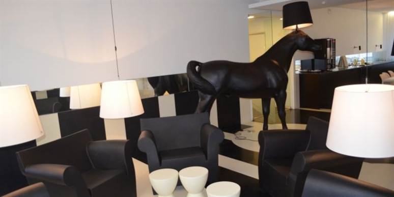 Her ses den 2,10 meter høje standerlampe formet som en hest.