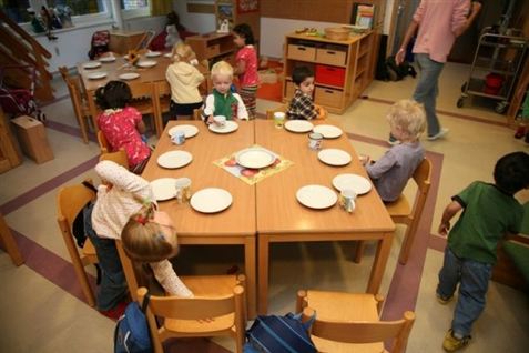 Pædagoger og pædagogmedhjælpere arbejder for meget i børnehøjde, og det giver ryg- og knælidelser.