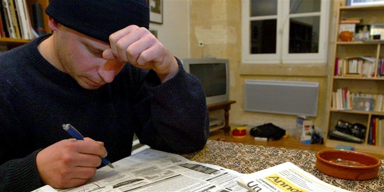 Der er mange danskere, der vil have politikerne til at slække på de stramme regler, som man har indført på dagpengeområdet.