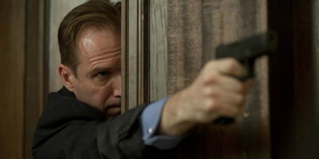 Britiske Ralph Fiennes har en stor rolle i filmen, hvor han dømt ud fra billederne gør sit til at tilføre action og eksplosioner.