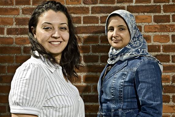 Nivine (til venstre) og Fakhria har sammen med journalister fra Mellemøsten været i Danmark for at diskutere medier, demokrati og ytringsfrihed. Og Danmark er faktisk meget rart, mener de.