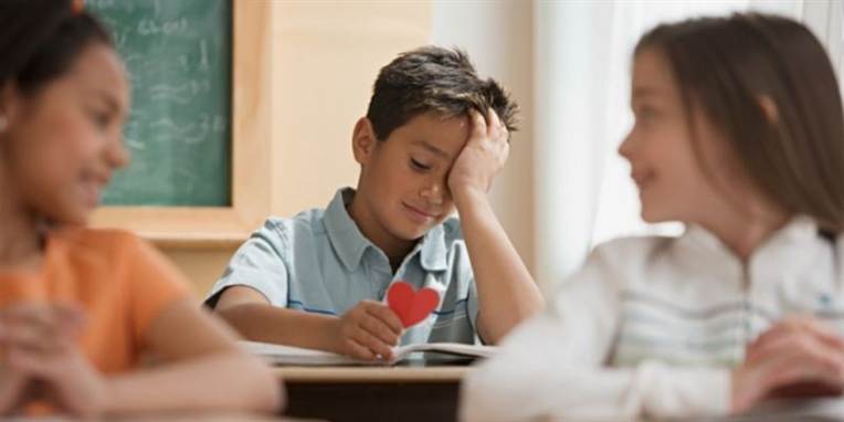 Pigerne klarer sig bedre, fordi de er piger. Mens drenge har skoleproblemer, fordi de er drenge. Den idé kan nu aflives.