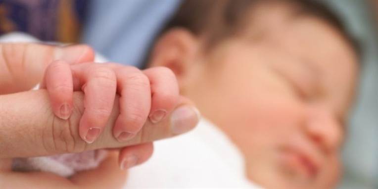 Halvdelen af landets privatansatte fædre i Dansk Magisterforening må selv punge ud, hvis de vil flette fingre med baby - udover de første to uger.