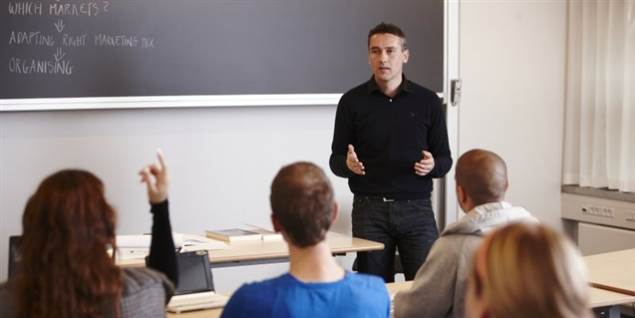 Sammenlignet med forrige år er andlen af tid, som gymnasielærerne bruger foran en tavle og eleverne faldet.