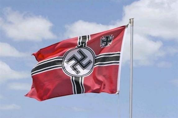 Dansk skuespiller på skadestuen iført nazi-symboler