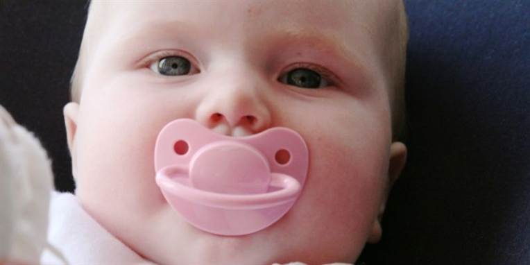 Ung mor anklaget for at ruske sin baby. Arkiv