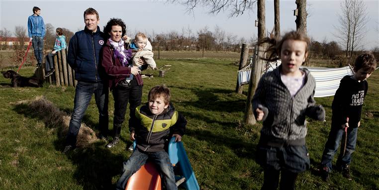 Kærligheden overvinder alt. Men for Paw Svarre og Lone Anker Rasmussen har den stukket en kæp i hjulet på karrieren. Nu står ægteparret fra Rødekro tilbage med seks børn, en grandanois og en flok heste - og uden job.