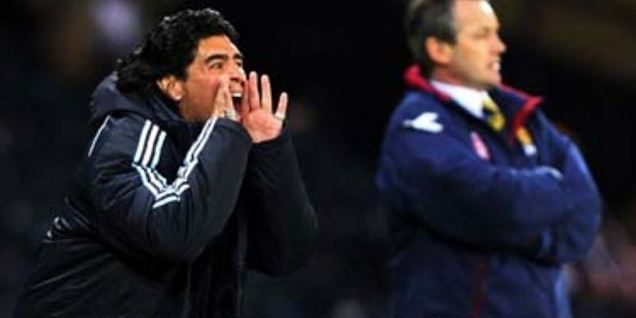 Fodboldlegenden Diego Maradona er sikker på, hans holdleder forrådte ham under VM i Sydafrika.