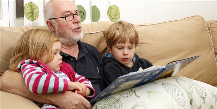 Grænsen mellem hygge og pligt er hårfin, og moderne bedsteforældre har ofte meget andet at se til end børnebørnene.