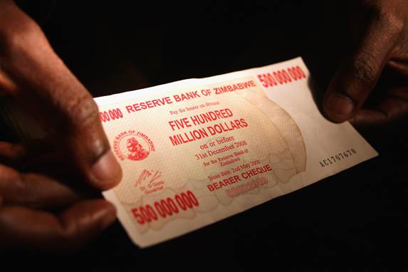 En seddel med 'kun' 500 millioner påtrykt. Nu trykker Zimbabwe 100 milliarder sedler.