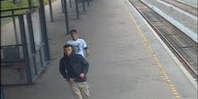 Fotoet er fra et overvågningskamera på Hundige Station. Politiet efterlyser de to mænd. Den omkomne i branden skønnes at være en 26-årig kvinde med amerikansk statsborgerskab.