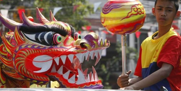 Overalt, hvor der findes kinesere, fejrer man kinesisk nytår. Her er det i Filippinerne hovedstad, Manila, hvor en dreng ignorerer en insisterende drage.