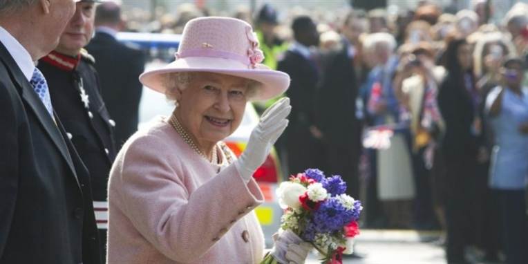 Nyheden om sin mors ophav dæmpede efter sigende den engelske dronnings glæde over sit 60 års jubilæum som briternes regent.