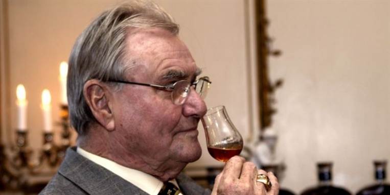 Prins Henrik nyder god mad og drikke. Men en af hans livretter, foie gras, fremstilles på en spektakulær måde.