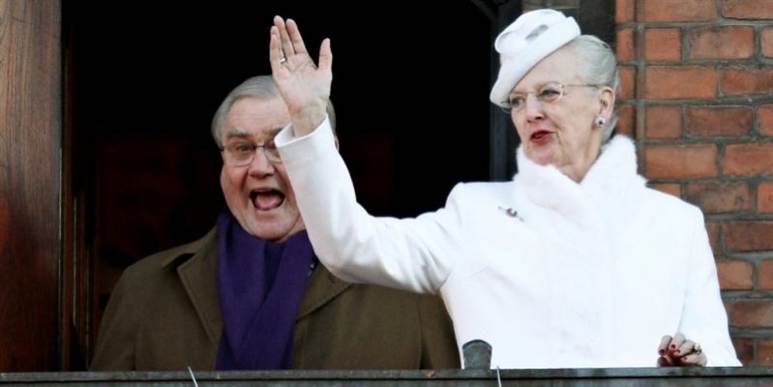 Prins Henrik ser henrykt ud, da han træder ud på rådhus-balkonen.
