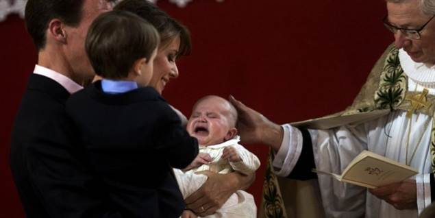 'Vræl,' svarede den lille prinsesse, da vandet fra døbefonten tre gange blev overhældt hendes pande.