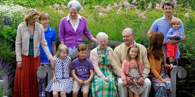 Kongefamilien lod sig fredag fotografere på Gråsten Slot.