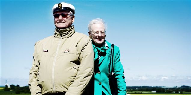 Her sidder prins Henrik og dronning Margrethe på en sten på Margrethehøjen og nyder sommervejret under dagens program.