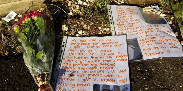 En lærer døde og flere elever blev hårdt medtaget efter lang tid i det iskolde vand.