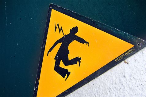 "Populært sagt bliver de kogt indvendigt. I nogle tilfælde invaliderer det de unge mennesker fysisk og psykisk," siger elektrikernes fagforening