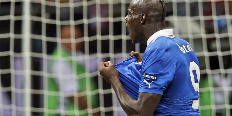 Mario Barwuah Balotelli scorede de to mål i Italiens 2-1 sejr over Tyskland i semifinalen.