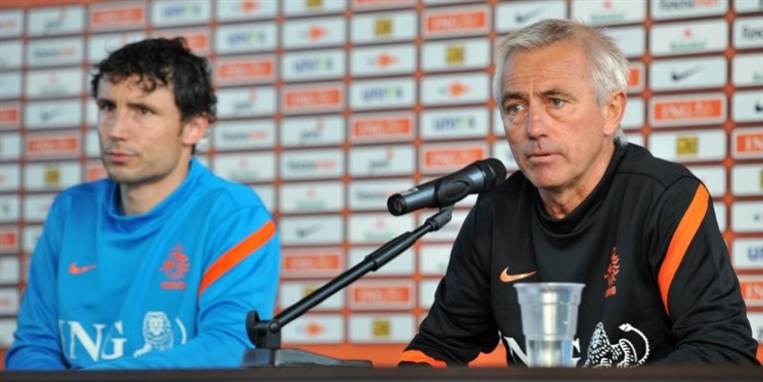 Mark van Bommel og træner Bert van Marwijk fra det hollandske landshold under et pressemøde forleden.