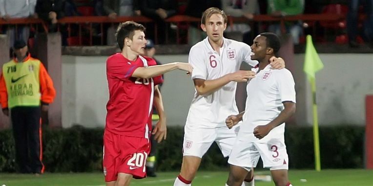 Den engelske spiller Danny Rose blev fulgt af abelyde under hele kampen mod Serbien.