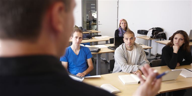 Det er de studerende som betaler prisen i form af udkørte undervisere, når erhvervsskolelærere malker overarbejdskroner.